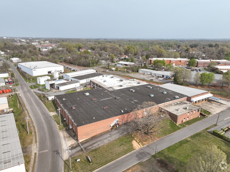 More Photos Of 820 Cochran St, Statesville Warehouse For Lease