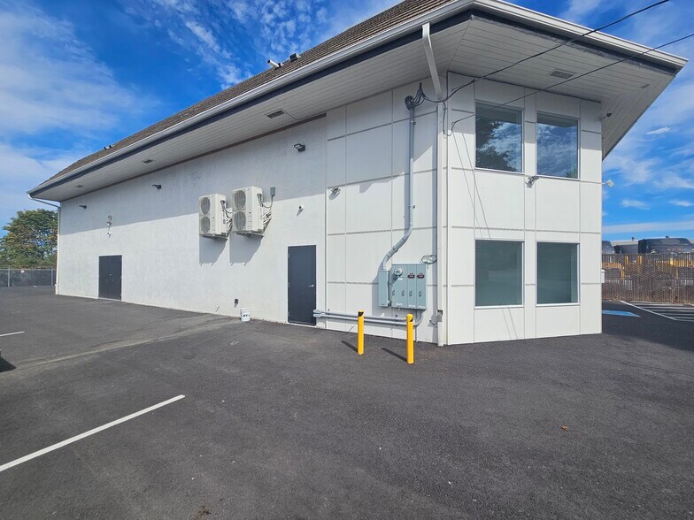 More Photos Of 5833 NE Portland Hwy, Portland Flex For Sale