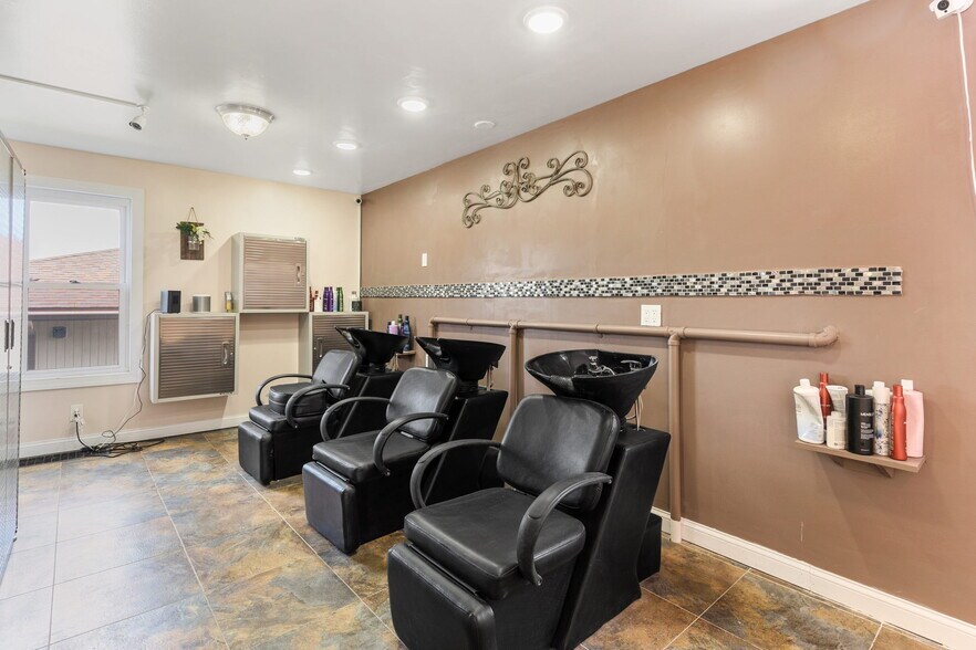 More Photos Of 565 S Meridian Rd, Youngstown Freestanding For Sale