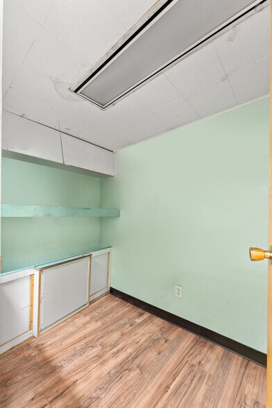 More Photos Of 5700-5702 Mosholu Ave, Bronx Storefront For Lease