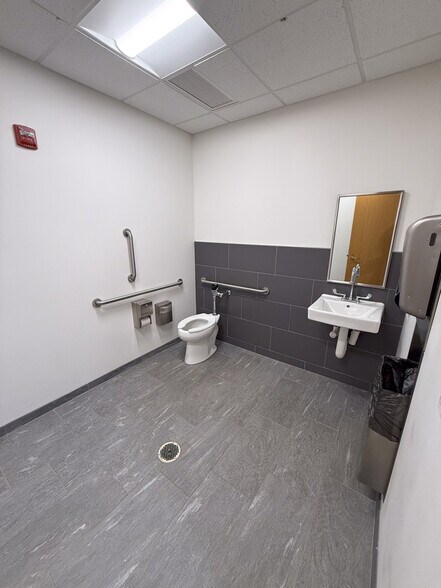 More Photos Of 730 Holiday Dr, Pittsburgh Office For Lease