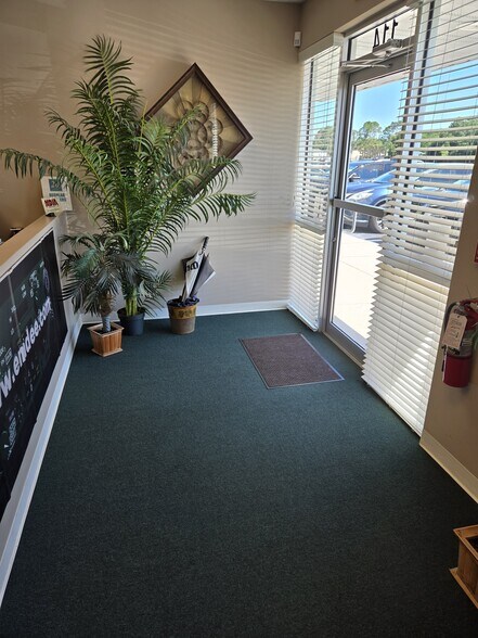 More Photos Of 4450 Pet Ln, Lutz Distribution For Lease