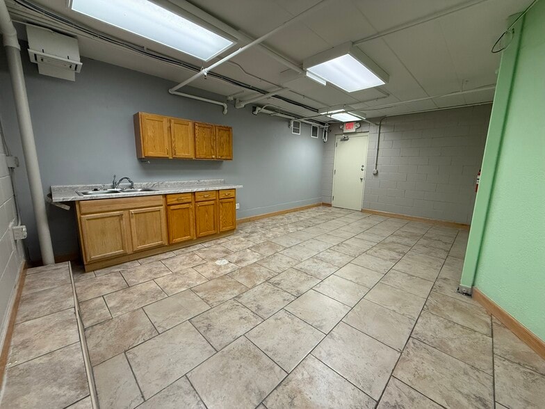 More Photos Of 1820-1828 SE Como Ave, Minneapolis Storefront Retail Residential For Lease