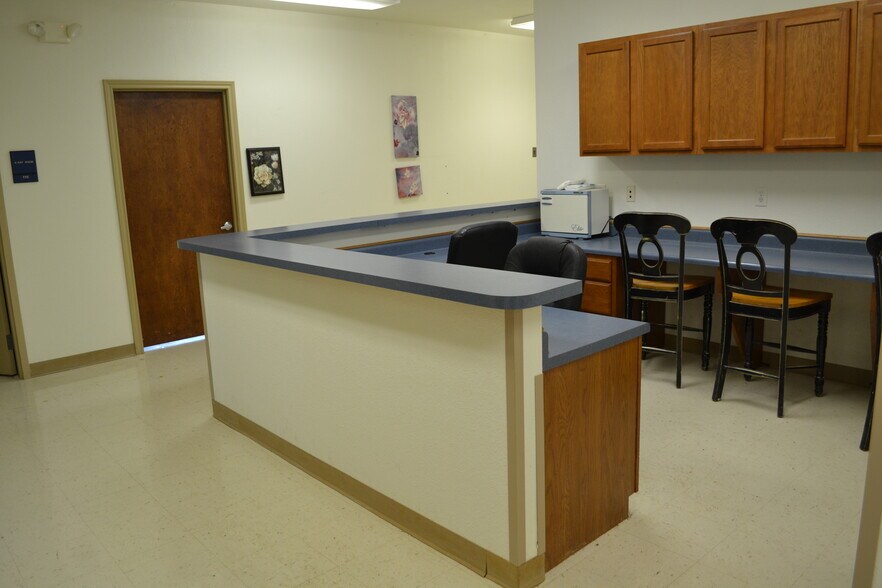 More Photos Of 112 N Lee Dr, Gladewater Office For Sale