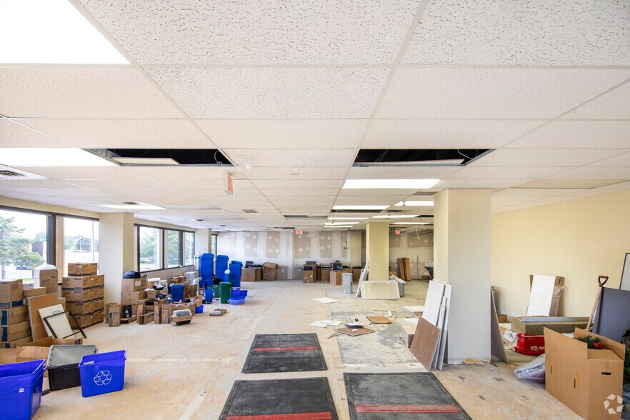 More Photos Of 700 Dorval Dr, Oakville Unknown For Lease