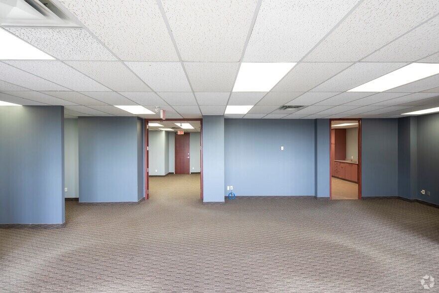 More Photos Of 700 Dorval Dr, Oakville Unknown For Lease