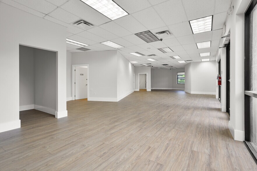 More Photos Of 10300-10380 NW 53rd St, Sunrise Distribution For Lease
