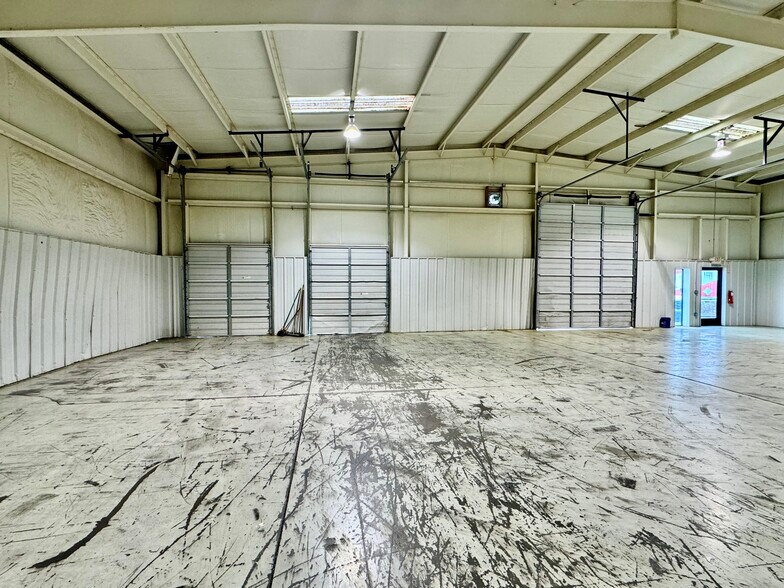 More Photos Of 3123 Cedar Park, Greensboro Warehouse For Lease