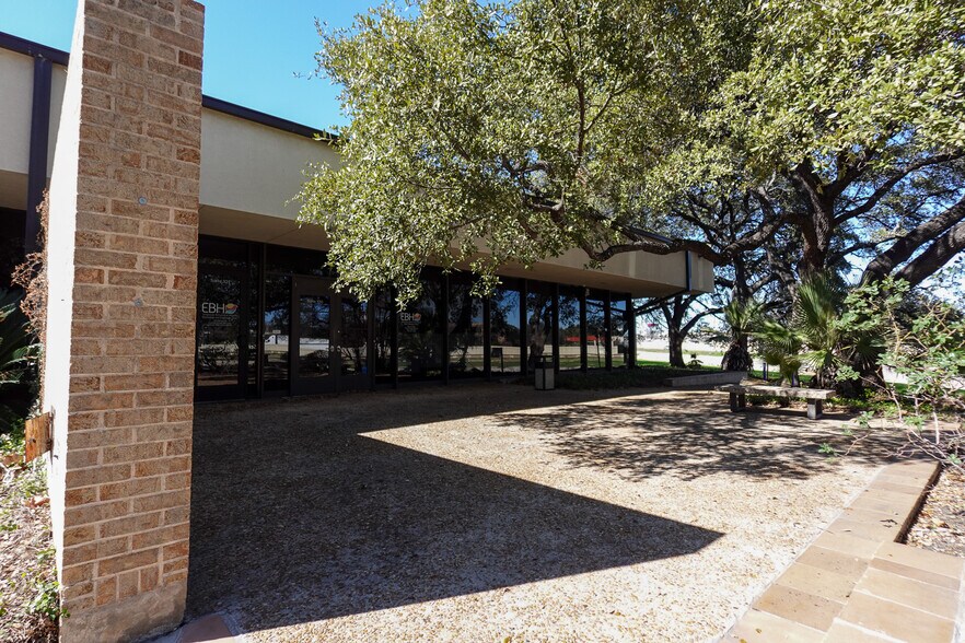 More Photos Of 6224 W Interstate 10, San Antonio Office For Sale