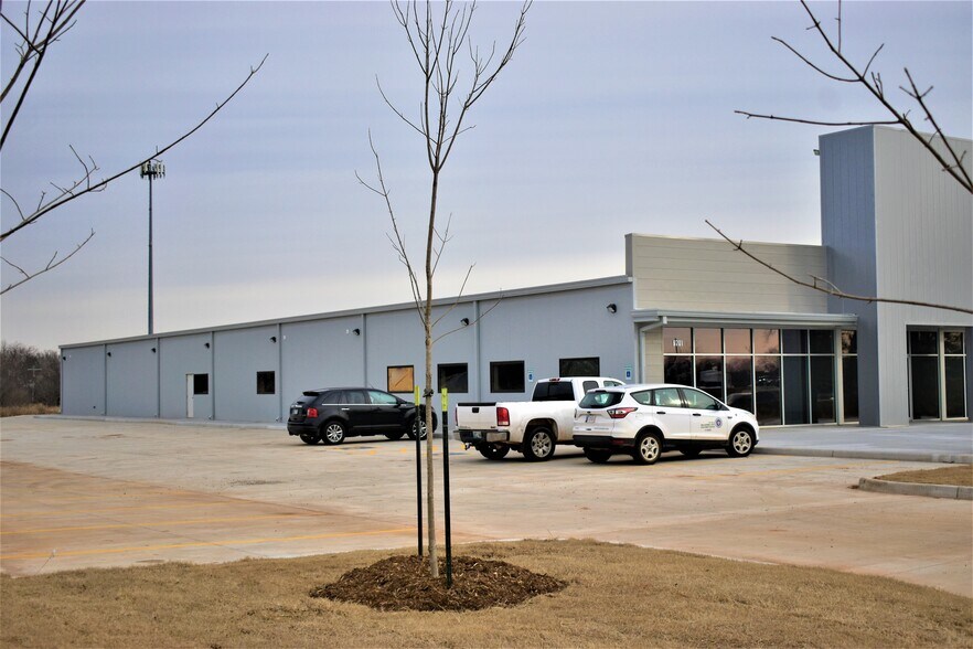 More Photos Of 9701 Northwest Expy, Yukon Showroom For Sale