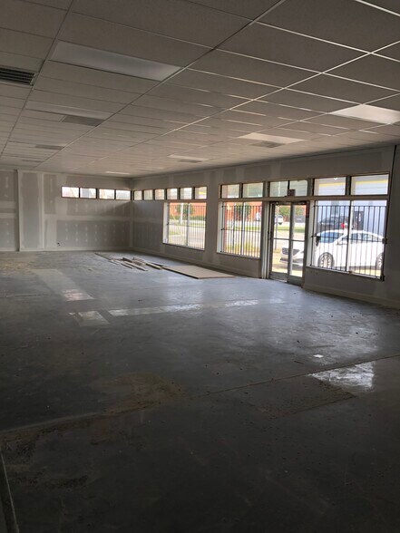 More Photos Of 302 Williams St, Fayetteville Flex For Sale