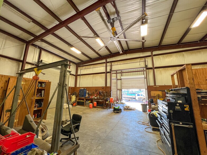 More Photos Of 39509 I-55 Service Rd, Ponchatoula Light Distribution For Lease