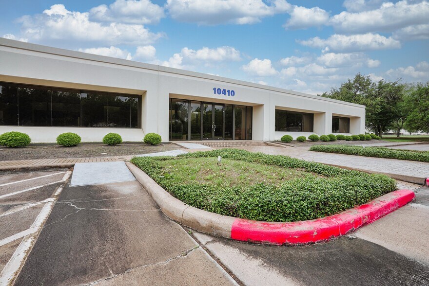 More Photos Of 10410 Corporate Dr, Sugar Land Research And Development For Lease
