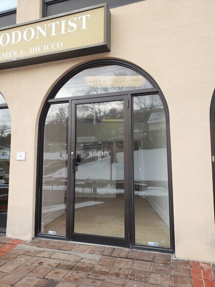 More Photos Of 677 Commerce St, Thornwood Office For Lease