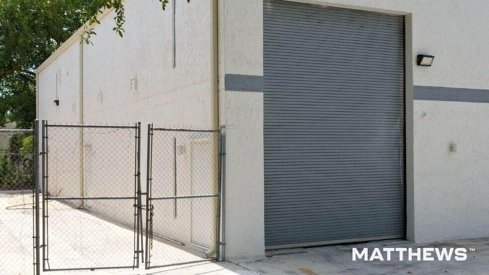 More Photos Of 4406 Arnold Ave, Naples Warehouse For Lease