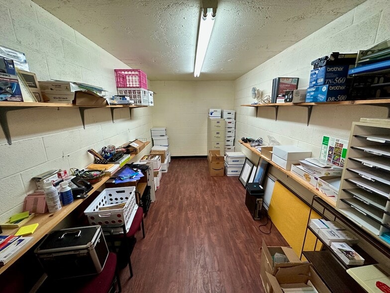 More Photos Of 1010 Zanderson Ave, Jourdanton Office For Lease