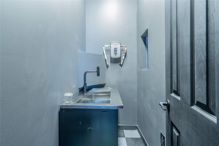 More Photos Of 2137 Chelsea Blvd, Allen Self Storage For Sale