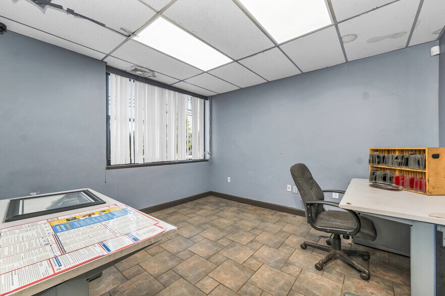 More Photos Of 386 Daniel Webster Hwy, Merrimack Auto Repair For Lease