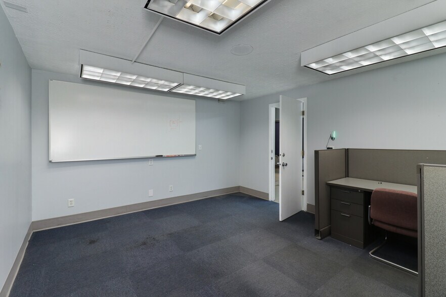 More Photos Of 106 Oak Creek Plz, Bloomington Warehouse For Lease