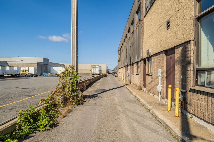 More Photos Of 5473-5475 Av Royalmount, Mont-Royal Warehouse For Lease