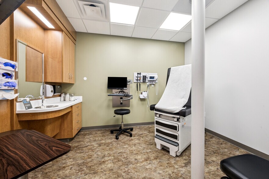 More Photos Of 1424 W Gray St, Houston General Retail For Lease