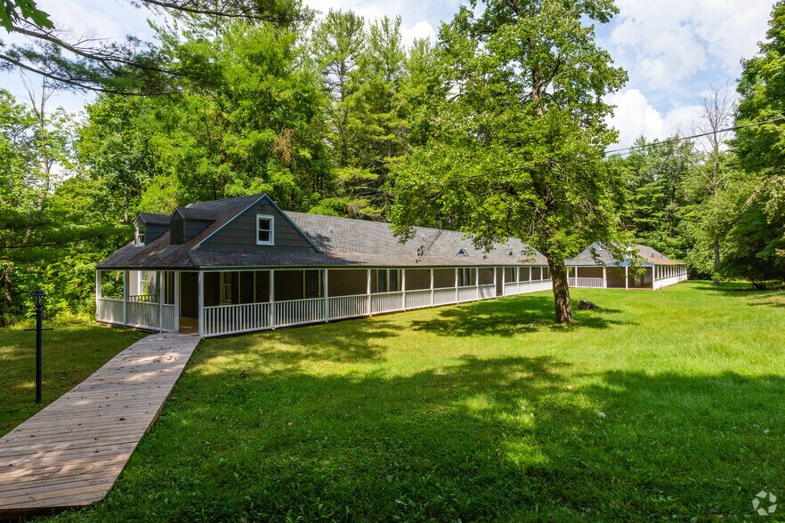 More Photos Of 104-106 Sharon Rd, Lakeville Hotel For Sale