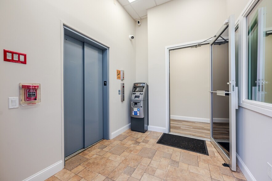 More Photos Of 4 Weber Ave, Malverne Storefront Retail Office For Lease