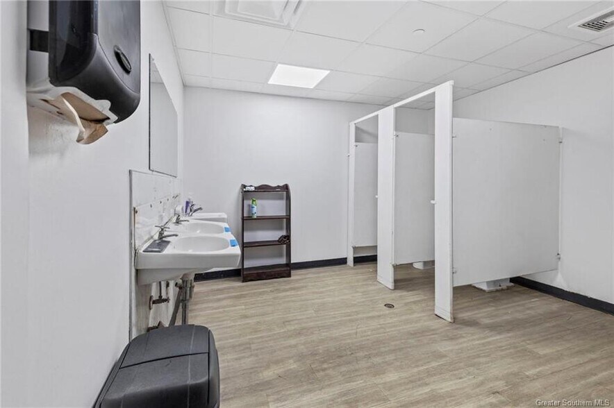 More Photos Of 2925 Industrial Ave, Lake Charles Distribution For Sale