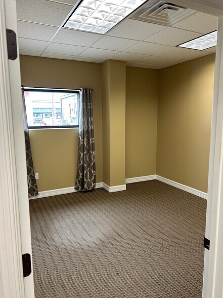 More Photos Of 231 N Twin City Hwy, Nederland Office For Sale