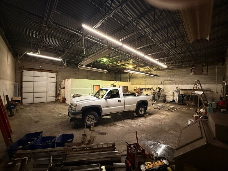 More Photos Of 111-143 S Wheeling Rd, Wheeling Warehouse For Lease