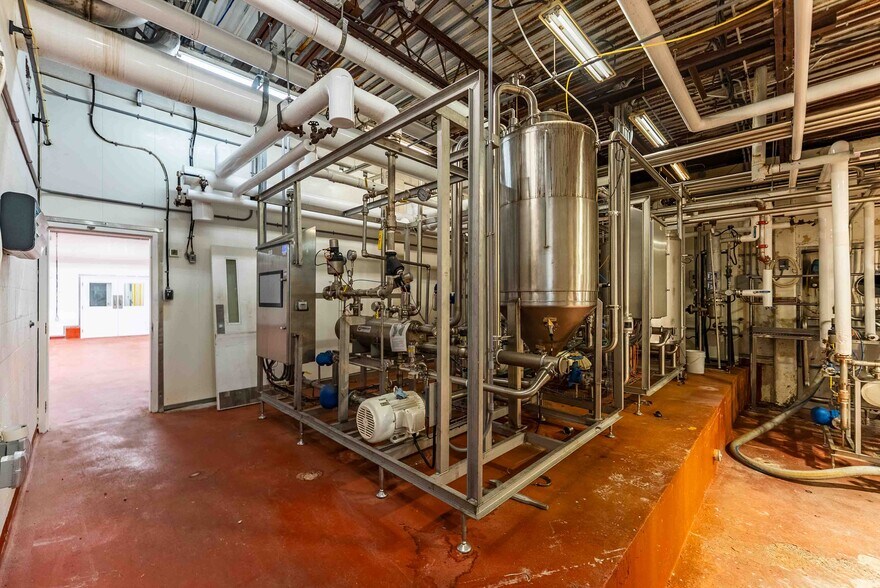 More Photos Of 500 Barrydowne Rd, Sudbury Manufacturing For Sale