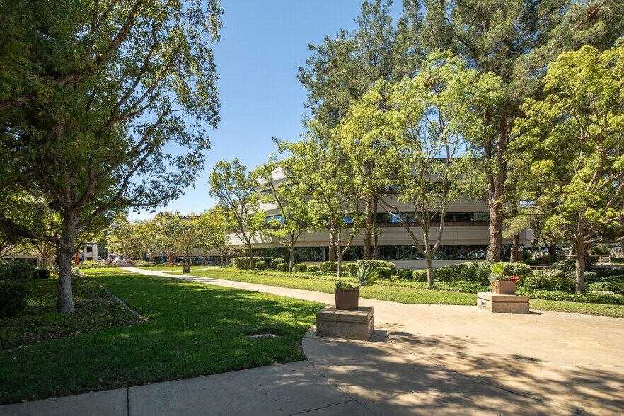 More Photos Of 21860 Burbank Blvd, Woodland Hills Office For Lease