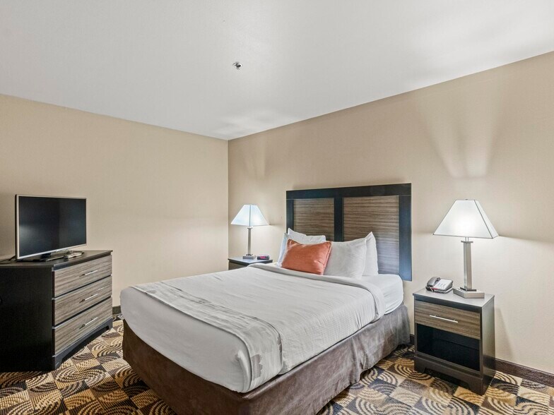 More Photos Of 1001 W College, Oak Creek Hotel For Sale