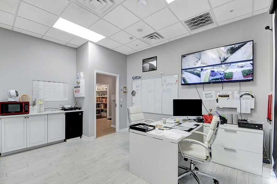 More Photos Of 7150 Seacrest Blvd, Lantana Showroom For Sale