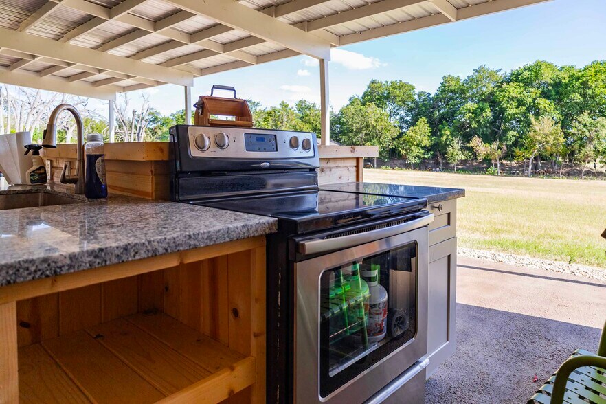 More Photos Of 95 Loma Ln, Fredericksburg Showroom For Sale