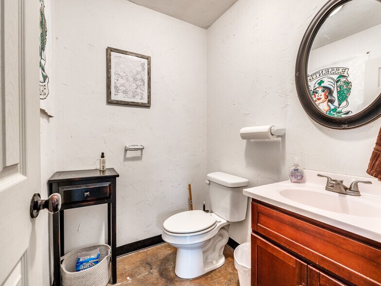 More Photos Of 212 W Main St, Shawnee Storefront Retail Office For Lease