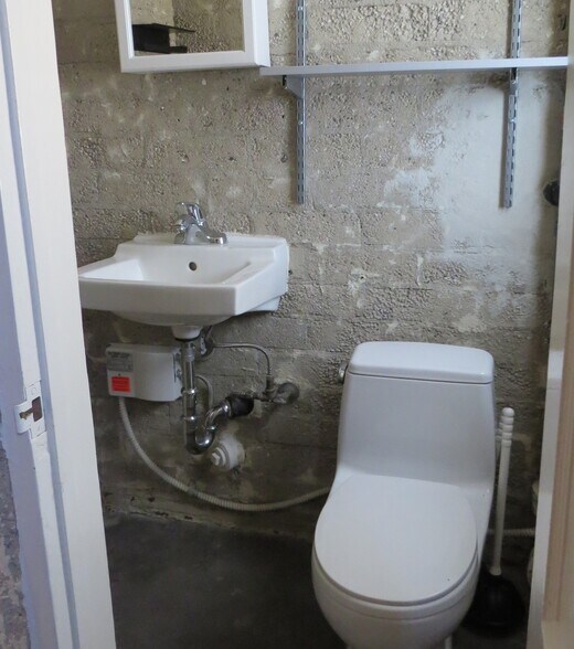 More Photos Of 1601-1605 Victory Blvd, Glendale Loft Creative Space For Sale