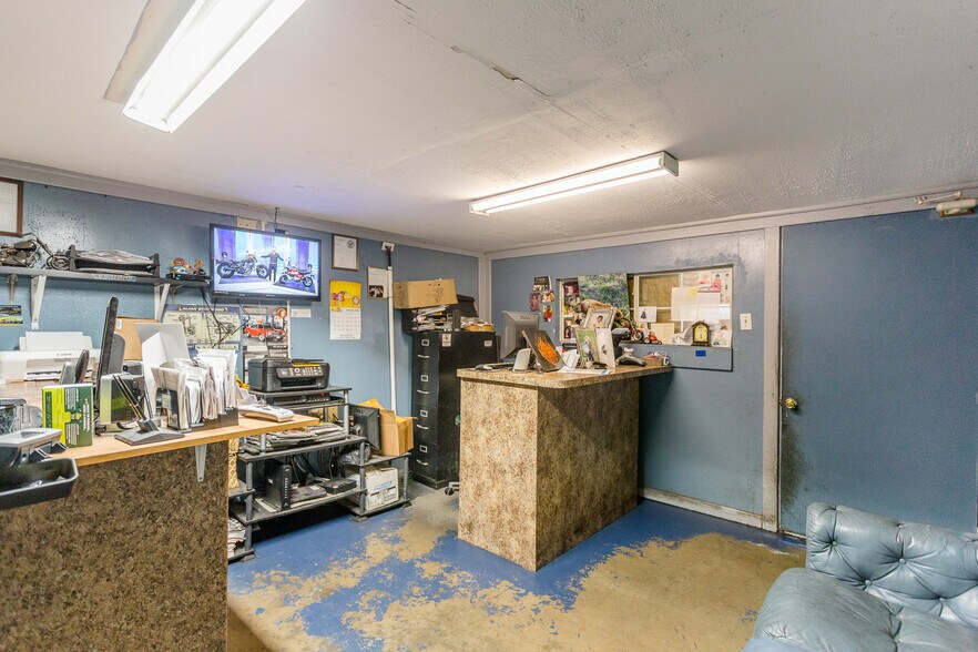 More Photos Of 8921 Daffodil Ave, Houston Auto Repair For Lease