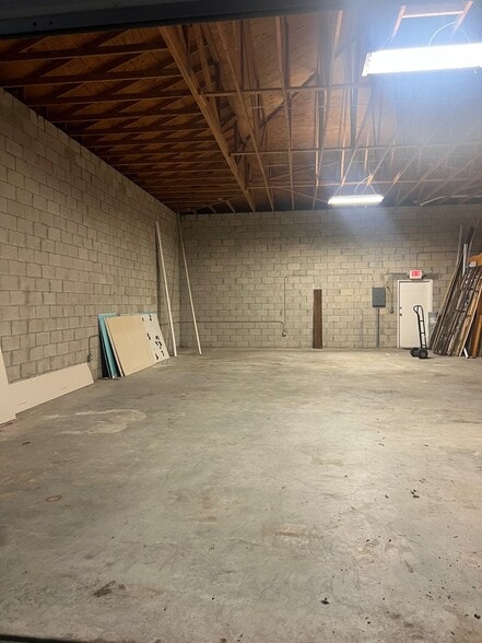 More Photos Of 3037 SW 3rd Ter, Okeechobee Showroom For Lease