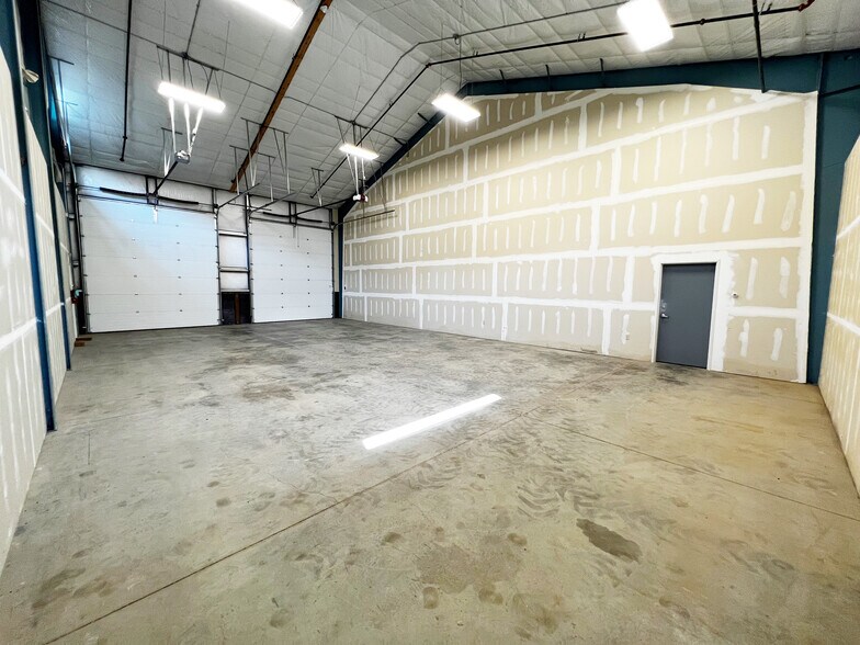 More Photos Of 692 N Aylor Ct, Sisters Warehouse For Lease