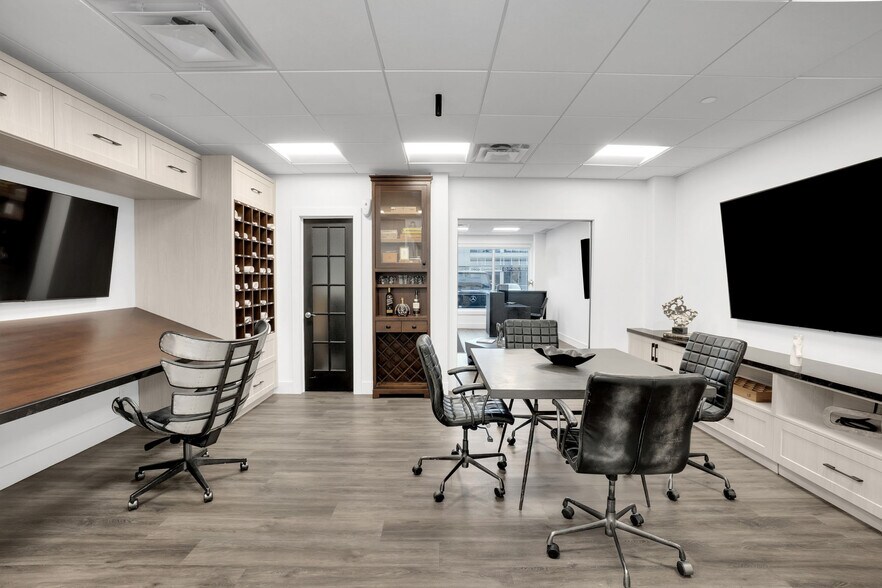 More Photos Of 7611 Pine Valley Dr, Vaughan Storefront Retail Office For Lease