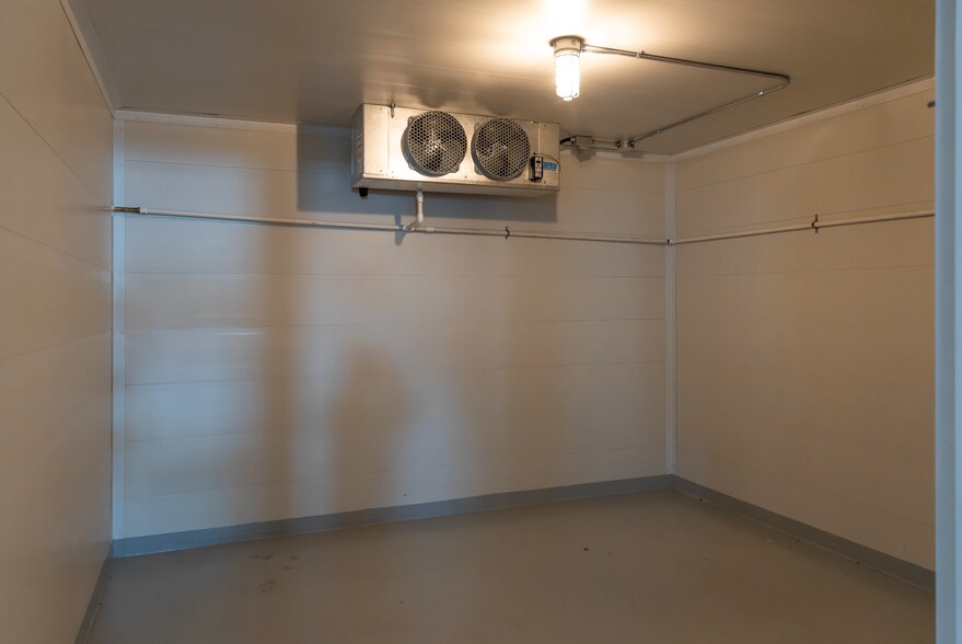 More Photos Of 417 Riverfront Av SE, Calgary Restaurant For Lease