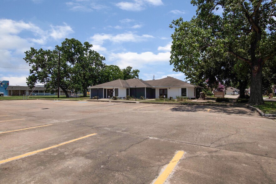 More Photos Of 825 Fairmont Pkwy, Pasadena Office For Sale
