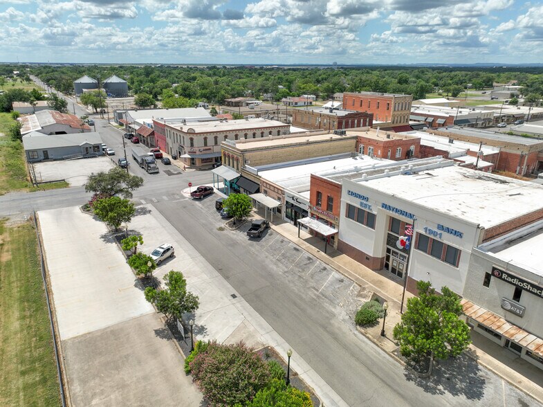 More Photos Of 1118 18th St, Hondo Storefront For Sale