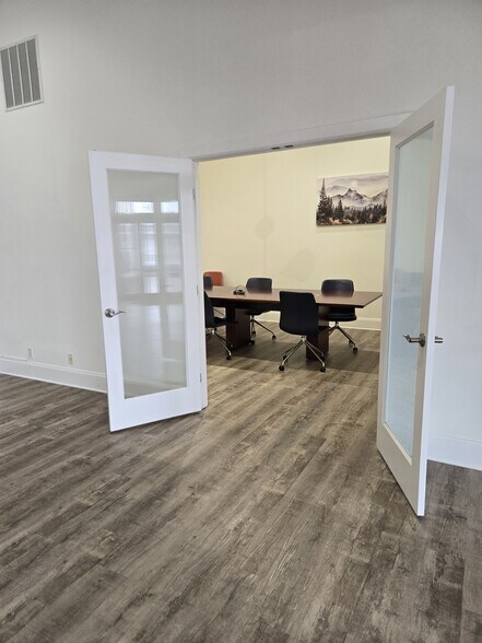 More Photos Of 5015-5025 Colorado Ave S, Seattle Warehouse For Lease