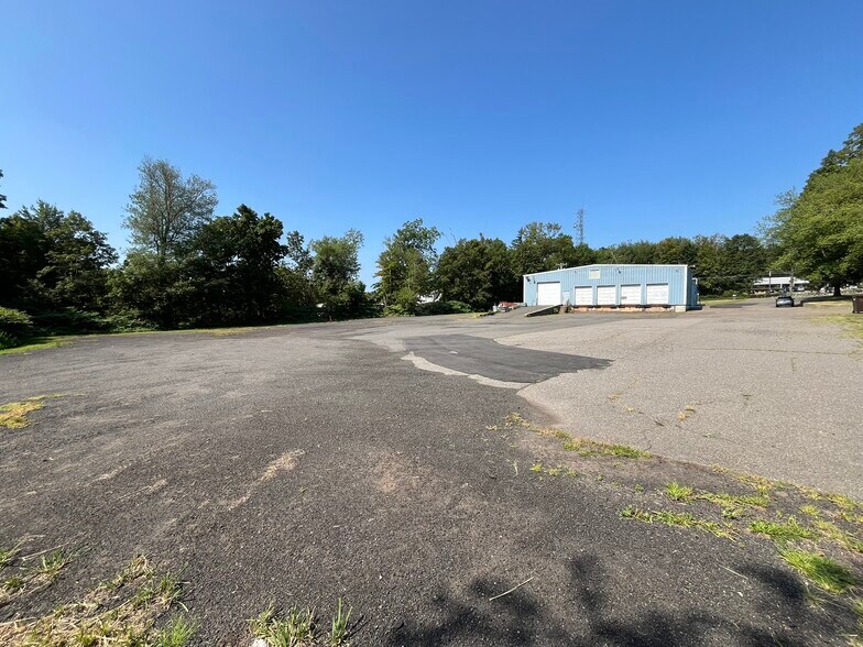 More Photos Of 644 Amity Rd, Bethany Industrial For Lease