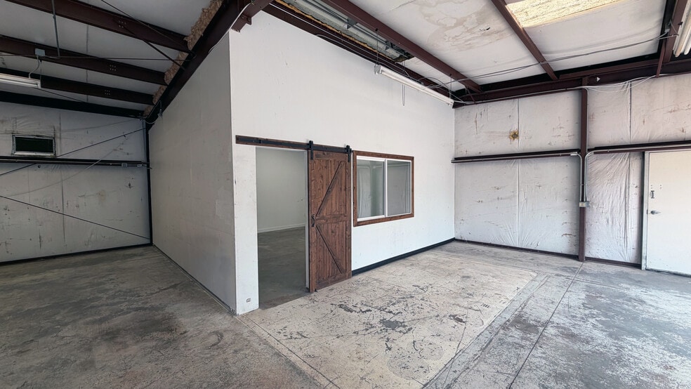 More Photos Of 9760 SW Tigard St, Tigard Light Manufacturing For Lease