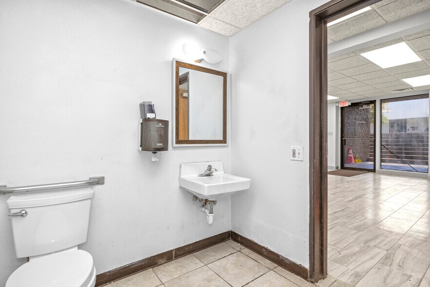 More Photos Of 24724 Lahser Rd, Southfield Office For Sale