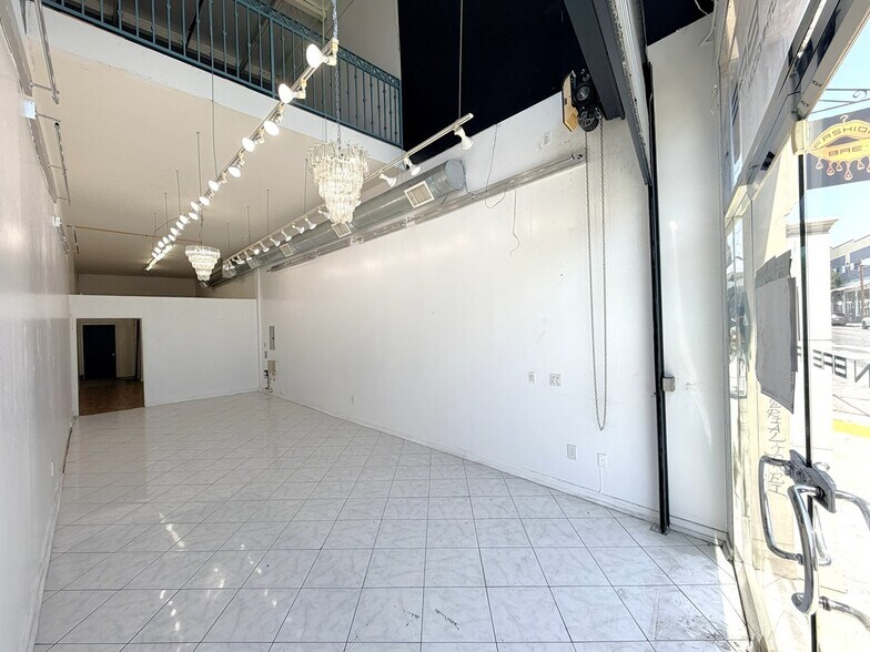 More Photos Of 951 Crocker St, Los Angeles Storefront Retail Office For Lease