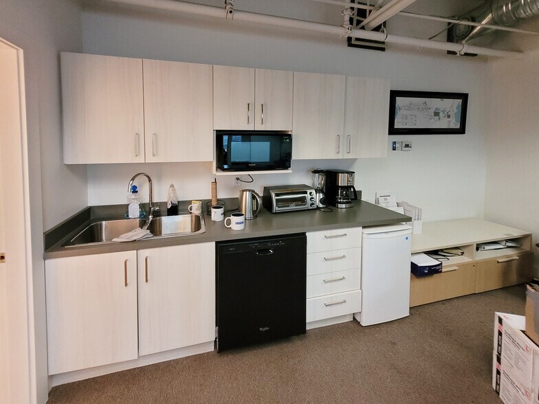 More Photos Of 5589 Byrne Rd, Burnaby Warehouse For Lease